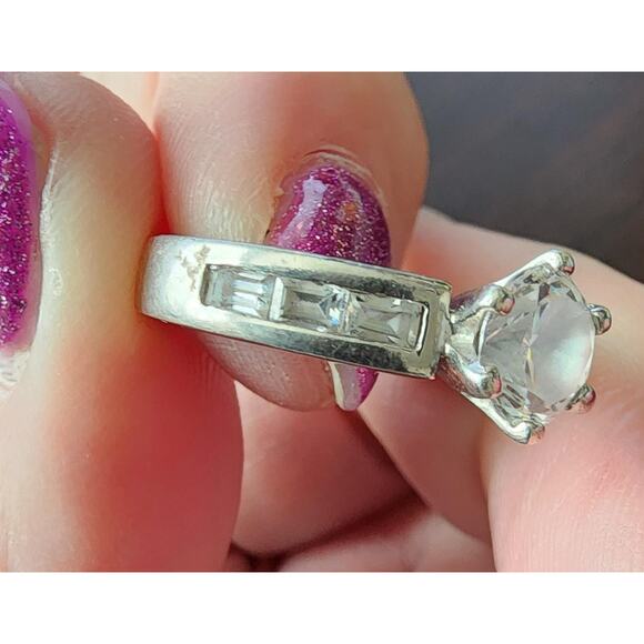 Elegant Sterling Silver Ring with Cubic Zirconia Gemstones - Size US 6 - Picture 6 of 8